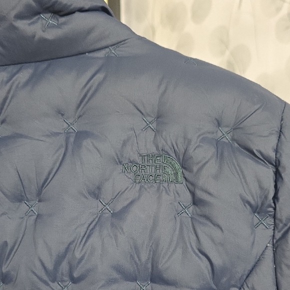 The North Face Holladown Crop Cross-Stitch Goose Down Puffer Jacket - Picture 9 of 11